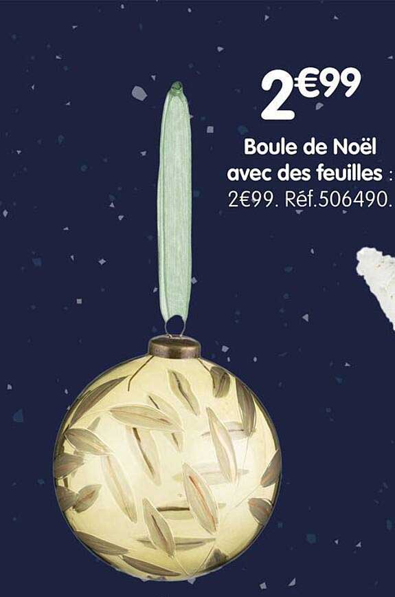 Boule de Noël avec des feuilles