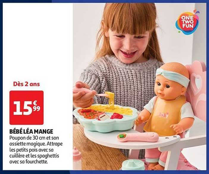 BÉBÉ LÉA MANGE