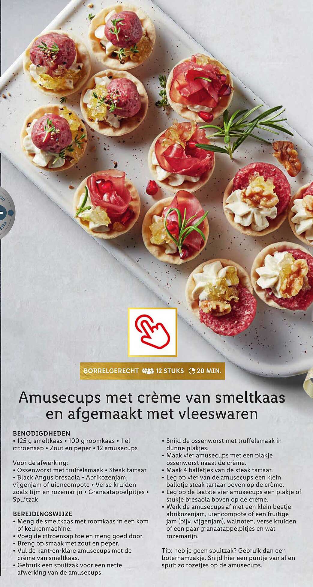 Amusecups met crème van smeltkaas en afgemaakt met vleeswaren