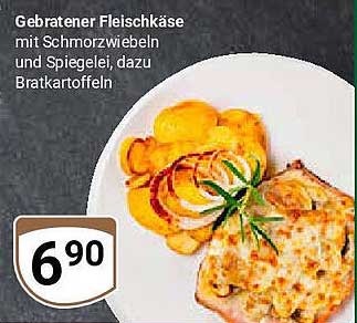 Gebratener Fleischkäse mit Schmorzwiebeln und Spiegelei, dazu Bratkartoffeln