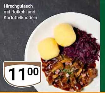 Hirschgulasch mit Rotkohl und Kartoffelknödeln