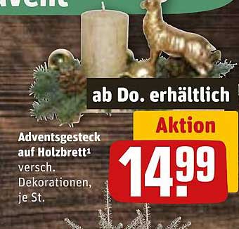 Adventsgesteck auf Holzbrett