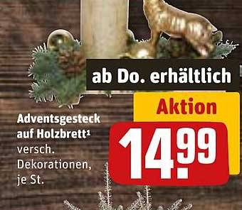 Adventsgesteck auf Holzbrett