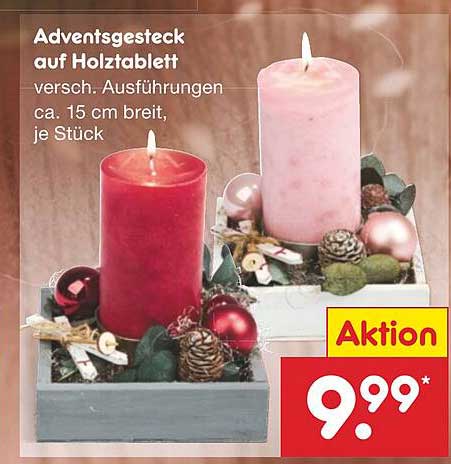 Adventsgesteck auf Holztablett