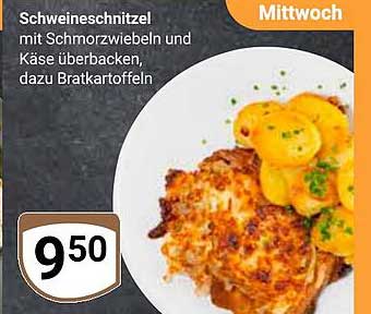 Schweineschnitzel mit Schmorzwiebeln und Käse überbacken, dazu Bratkartoffeln