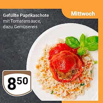 Gefüllte Paprikaschote mit Tomatensauce, dazu Gemüsereis