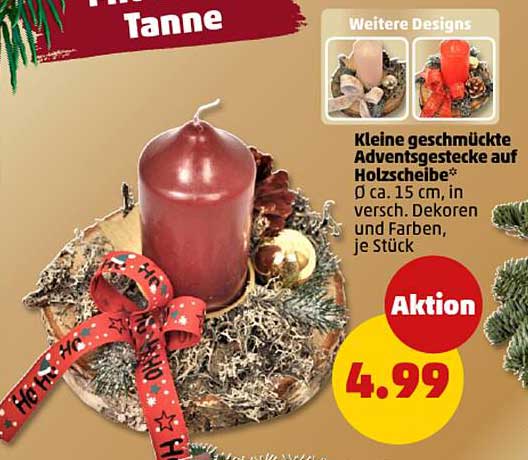 Kleine geschmückte Adventsgestecke auf Holzscheibe